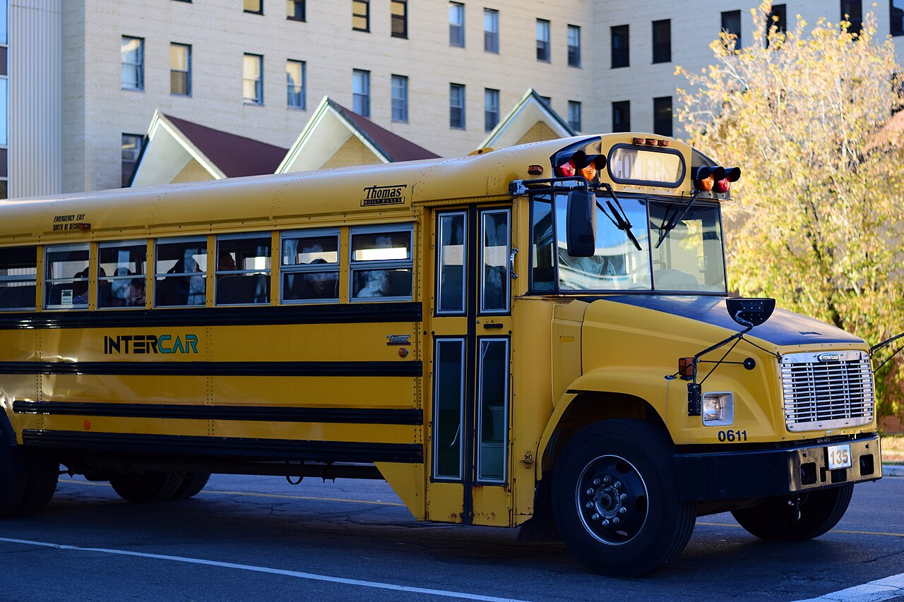 2016-10 Yellow school bus Quebec